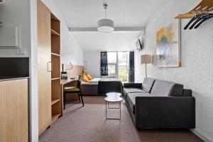 ein Wohnzimmer mit einem Sofa und einem Bett in der Unterkunft Best Western Hotel Hillerød in Hillerød