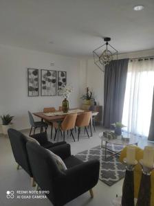 sala de estar con mesa de comedor y sillas en Condominio Palomino en Viñedos del Mar Ensenada privada San Antonio, en Ensenada