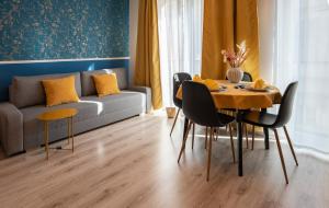 sala de estar con mesa y sofá en DN Blue Apartment, en Budapest
