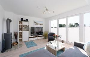 奧本尼茲的住宿－Lovely Apartment In Ostseeresort Olpenitz With Wifi，带沙发和电视的客厅