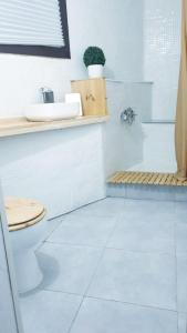 een badkamer met een toilet en een wastafel bij La Pernocta in Arucas