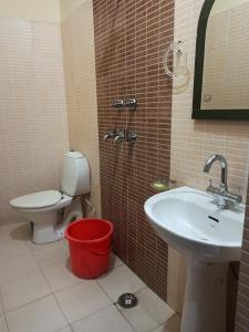 Bathroom sa Dudhwa TigeRhino Resort