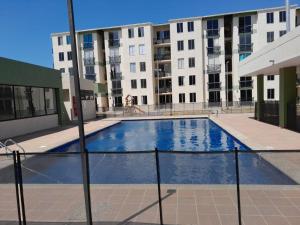 una gran piscina en medio de un edificio en Acogedor y Hermoso Apartamento Familiar con WiFi, en Santa Marta