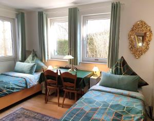 מיטה או מיטות בחדר ב-Zimmer Hohbuch mit Achalmblick