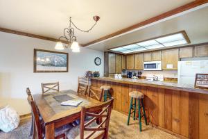 een keuken en eetkamer met een tafel en stoelen bij Mountainback 47 in Mammoth Lakes