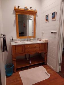 a bathroom with a sink and a mirror at Charming Queeenslander in City Centre in Cairns