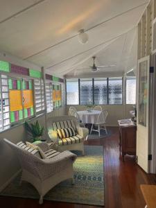 uma sala de estar com um sofá e uma mesa em Charming Queeenslander in City Centre em Cairns