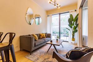 sala de estar con sofá y mesa en San Carlos rentals - Lastarria, en Santiago