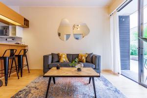sala de estar con sofá y mesa en San Carlos rentals - Lastarria, en Santiago
