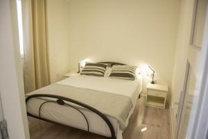 Ένα ή περισσότερα κρεβάτια σε δωμάτιο στο Apartments by the sea Milna, Vis - 8895