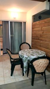 Posezení v ubytování Agréable studio avec terrasse et vue sur la Marina