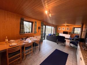 comedor con mesa y sala de estar en Beautiful holiday home in Hastière with garden, en Blaimont