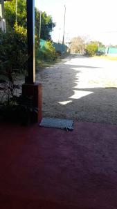 uma grade de metal no chão ao lado de uma rua em Hospedaje Angela em Península de Nicoya