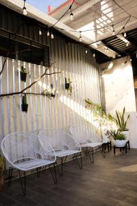 een groep tafels en stoelen op een patio bij Terraza Catedral Hostel in León