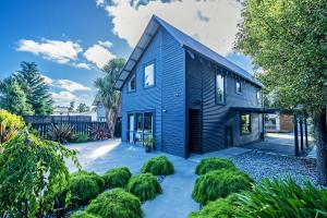 a black house with a black roof at Little Black Ski Chalet | Central, WiFi, Families! in Methven