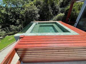 a swimming pool on top of a roof at Casa de Campo - Hospedar com Propósito in Florianópolis