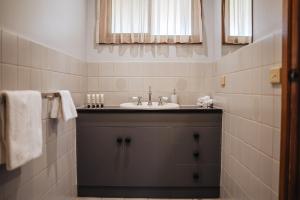 ein Badezimmer mit Waschbecken und Spiegel in der Unterkunft Riverbush Cottages in Monash + 15 Fotos