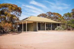ein Haus in der Wüste mit Bäumen im Hintergrund in der Unterkunft Riverbush Cottages in Monash