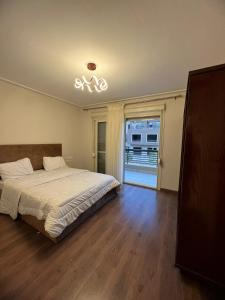 En eller flere senger på et rom på Lovely Apartment New giza