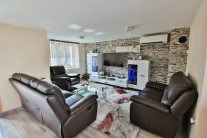 ein Wohnzimmer mit 2 Ledersesseln und einem TV in der Unterkunft Seaside holiday house Luka, Dugi otok - 20212 in Sali