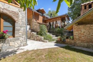 uma casa de pedra com um caminho de pedra que leva a uma casa em Family friendly house with a parking space Vranov Dol, Prigorje - 20590 em Jastrebarsko