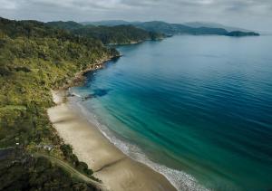 una vista aérea de la playa y del océano en Hananui PurePod, en Stewart Island