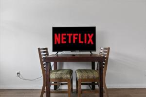 TV a/nebo společenská místnost v ubytování Unit 7 Maui Ohana Modern Studio