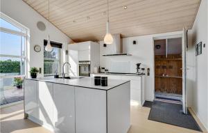 Η κουζίνα ή μικρή κουζίνα στο Awesome Home In Broager