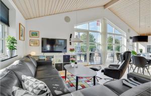 Гостиная зона в Amazing Home In Broager With House Sea View