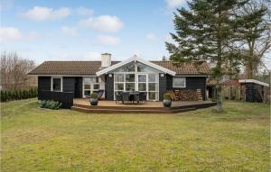una pequeña casa con una gran terraza en el patio en 3 Bedroom Gorgeous Home In Hadsund, en Hadsund
