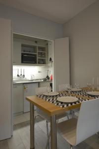 kuchnia ze stołem i kieliszkami do wina w obiekcie Modern minimal design studio in Recoleta B w BuenosAires