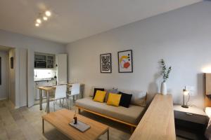 ein Wohnzimmer mit einem Sofa und einem Tisch in der Unterkunft Modern minimal design studio in Recoleta B in Buenos Aires