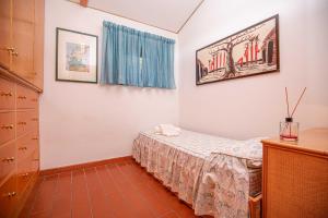 - une petite chambre avec un lit et une commode dans l'établissement Affitti Brevi Toscana - 50 passi dal mare, à Fonteblanda