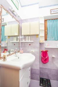 La salle de bains est pourvue d'un lavabo et d'un miroir. dans l'établissement Affitti Brevi Toscana - 50 passi dal mare, à Fonteblanda