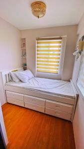Postel nebo postele na pokoji v ubytování HOMESTAY BY ERNZ
