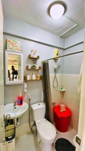 La petite salle de bains est pourvue de toilettes et d'un lavabo. dans l'établissement HOMESTAY BY ERNZ, à Butuan