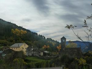 een oud dorp met een kerk en een berg bij Casa Chidro in Buesa