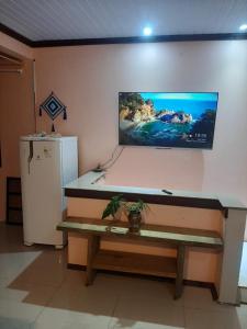 escritorio en una habitación con TV en la pared en Vista da Guarita, en Torres