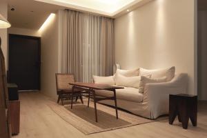 礁渓郷にあるYueshe Houseのソファとテーブルのあるリビングルーム