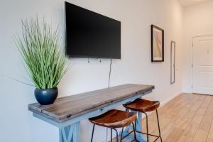 TV a/nebo společenská místnost v ubytování Unit 10 Maui Ohana Modern Studio
