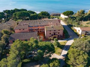 Vue aérienne d'une maison avec l'océan en arrière-plan dans l'établissement Affitti Brevi Toscana - 50 passi dal mare, à Fonteblanda