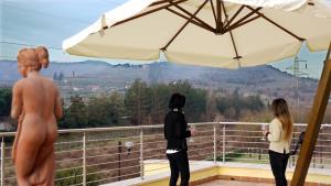 Nespecifikovaný výhled na hory nebo výhled na hory při pohledu z hotelu