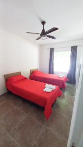 1 dormitorio con 2 camas y ventilador de techo en La casa de Beatriz Paz, confort y tranquilidad en San Rafael