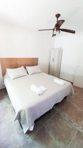 1 dormitorio con 1 cama con 2 toallas en La casa de Beatriz Paz, confort y tranquilidad en San Rafael