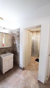 y baño con lavabo y ducha. en La casa de Beatriz Paz, confort y tranquilidad en San Rafael