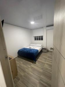 ein Schlafzimmer mit einem Bett in einem Zimmer in der Unterkunft Providence Paradise Apartamento in Providencia