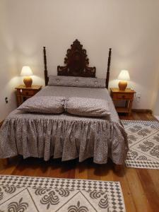a bedroom with a bed with two lamps on two tables at Casa de Praia Alameda Azul in Guarapari