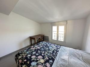 Schlafzimmer mit einem Bett und einem Fenster in der Unterkunft Appartement Port-Vendres, 2 pièces, 4 personnes - FR-1-309-216 in Port-Vendres