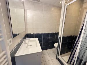 ein Badezimmer mit einem Waschbecken, einem WC und einem Spiegel in der Unterkunft Appartement Port-Vendres, 2 pièces, 4 personnes - FR-1-309-216 in Port-Vendres
