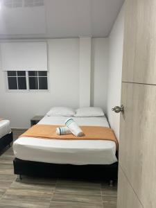 ein Schlafzimmer mit einem Bett in einem Zimmer in der Unterkunft Providence Paradise Apartamento in Providencia